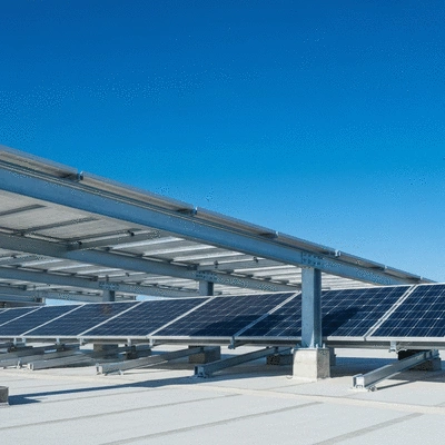 Système de supportage Big Foot sur un toit plat avec panneaux solaires installés