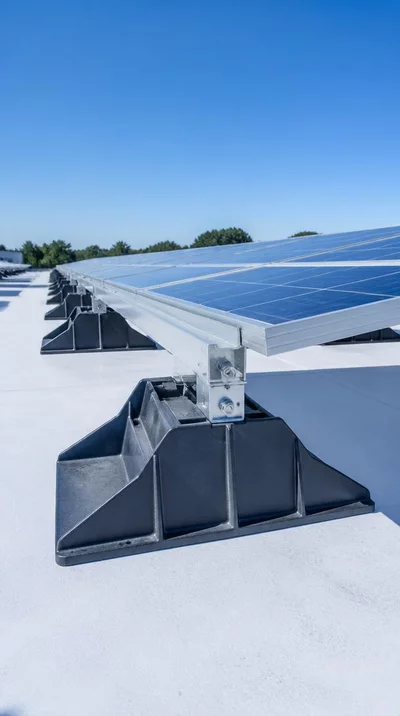Système de support Big Foot pour panneaux solaires sur un toit plat